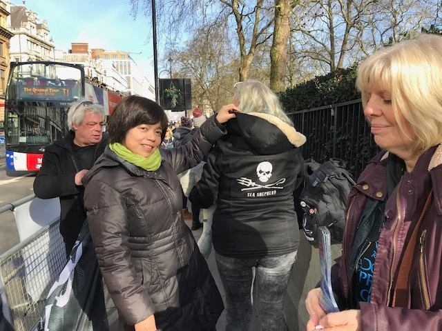 ロンドンの日本大使館前でデモ中のシーシェパードメンバーと