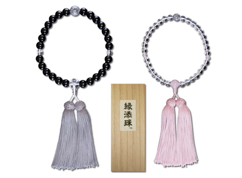 墓石の一部を珠に加工して数珠にする「縁添珠」男性用（左）女性用（右）写真：神戸珠数店