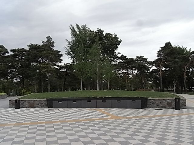 東京都立小平霊園内にある樹林墓地(合葬タイプ)、*現在は定員に達したため新規募集は樹木墓地(個別タイプ)のみ 筆者撮影
