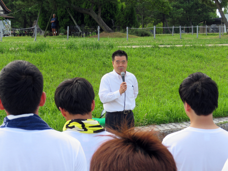 学生アスリート達を労う三日月・滋賀県知事