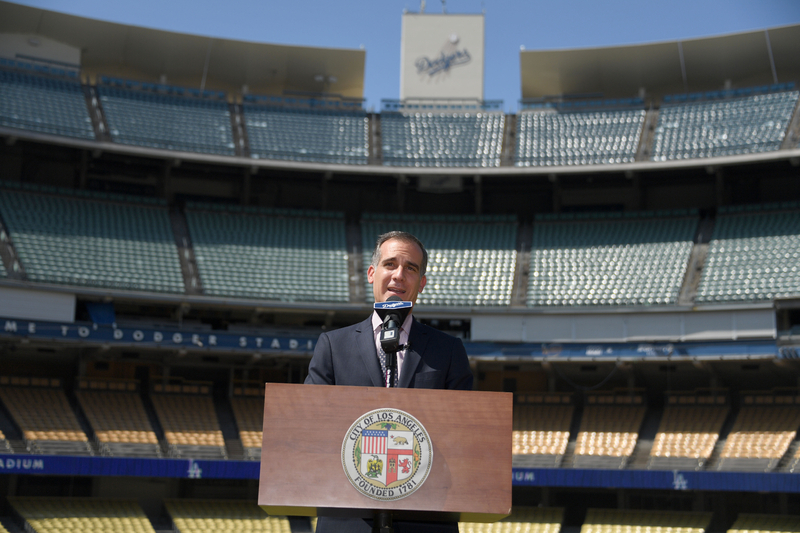 ドジャースタジアムで挨拶するエリック・ガルセティ市長（氏写真提供：Jon SooHoo/Los Angeles Dodgers）