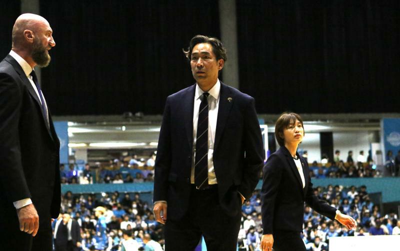 代表活動後の河村選手の変化を感じ取っている横浜の青木勇人HC（筆者撮影）