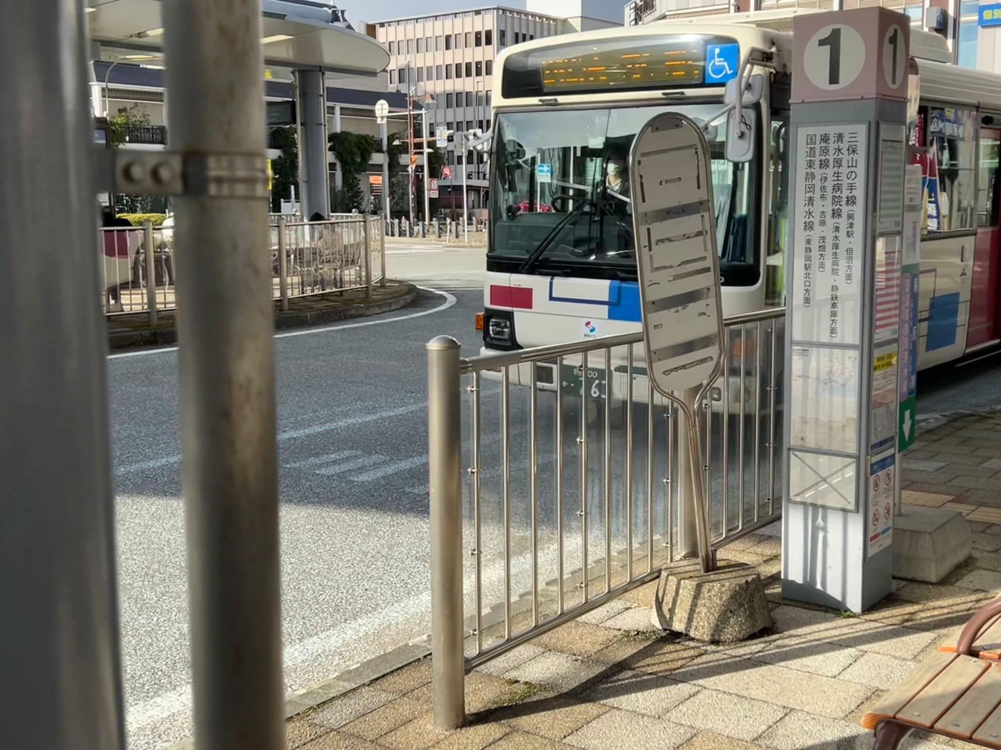 球場最寄りの「清水庵原球場入口」行きのバスは「１番」のバス停から