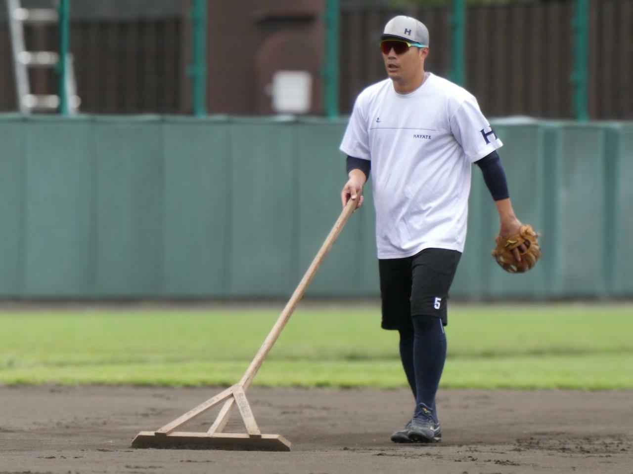 練習の合間には自らグラウンドにトンボをかけることも（筆者撮影）