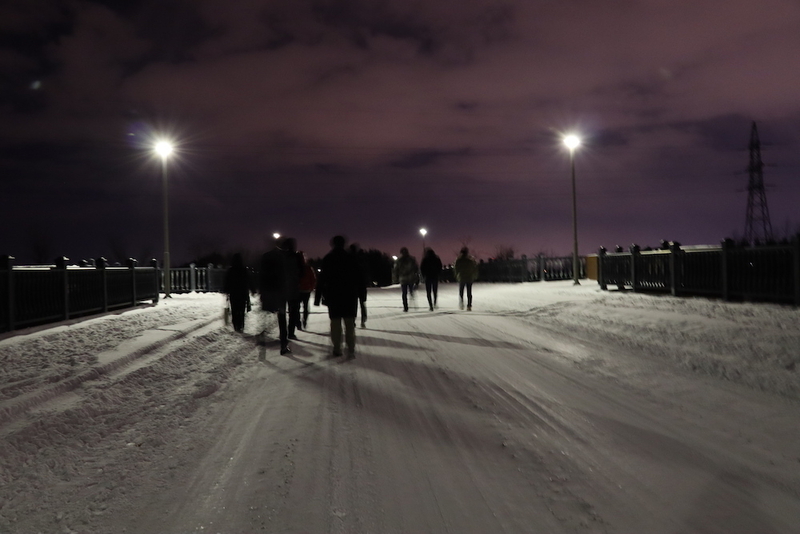 夜の雪の中を歩く東京キャラバンアンサンブルの方たち　　撮影：筆者