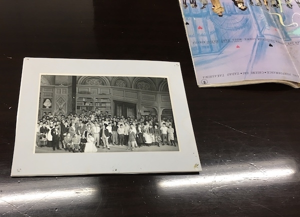 マイ・フェア・レディ」集合写真　最前列真ん中に菊田さんと古関さん　宮崎さんは１番後ろ　宮崎さん所有　（c）東宝