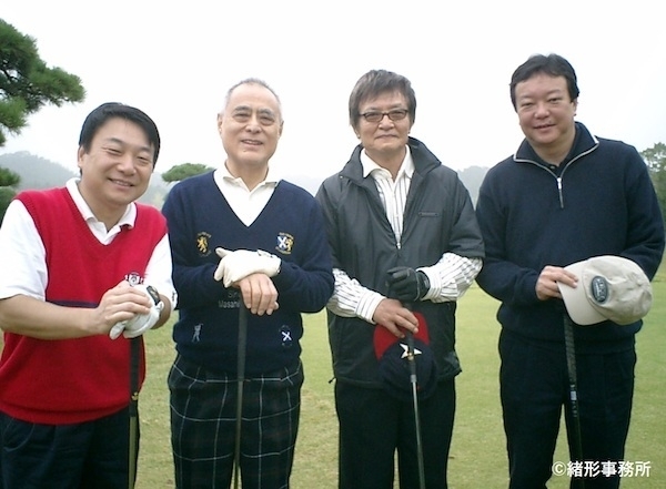 ゴルフ場にて　左から三波豊和、津川雅彦、緒形拳、貴島誠一郎　（C) 緒形事務所