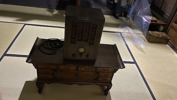 『カムカムエヴリバディ』安子編、雉真家で使用されたラジオ 写真提供:NHK
