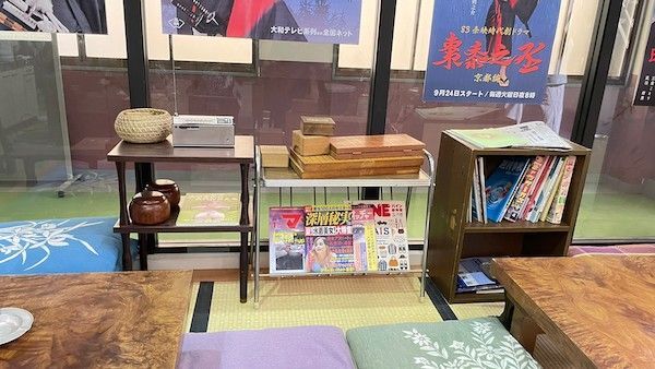 『カムカムエヴリバディ』ひなた編、条栄映画撮影所休憩所のラジオ 写真提供:NHK
