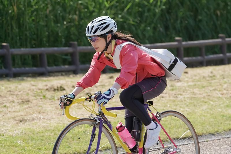颯爽とロードバイクを走らせる舞（福原遥）　写真提供：NHK