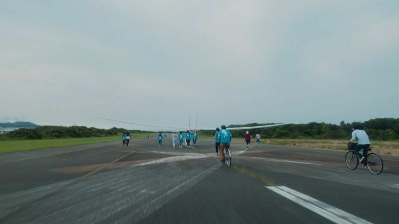 テスト飛行で走るなにわバードマンの面々　　写真提供：NHK