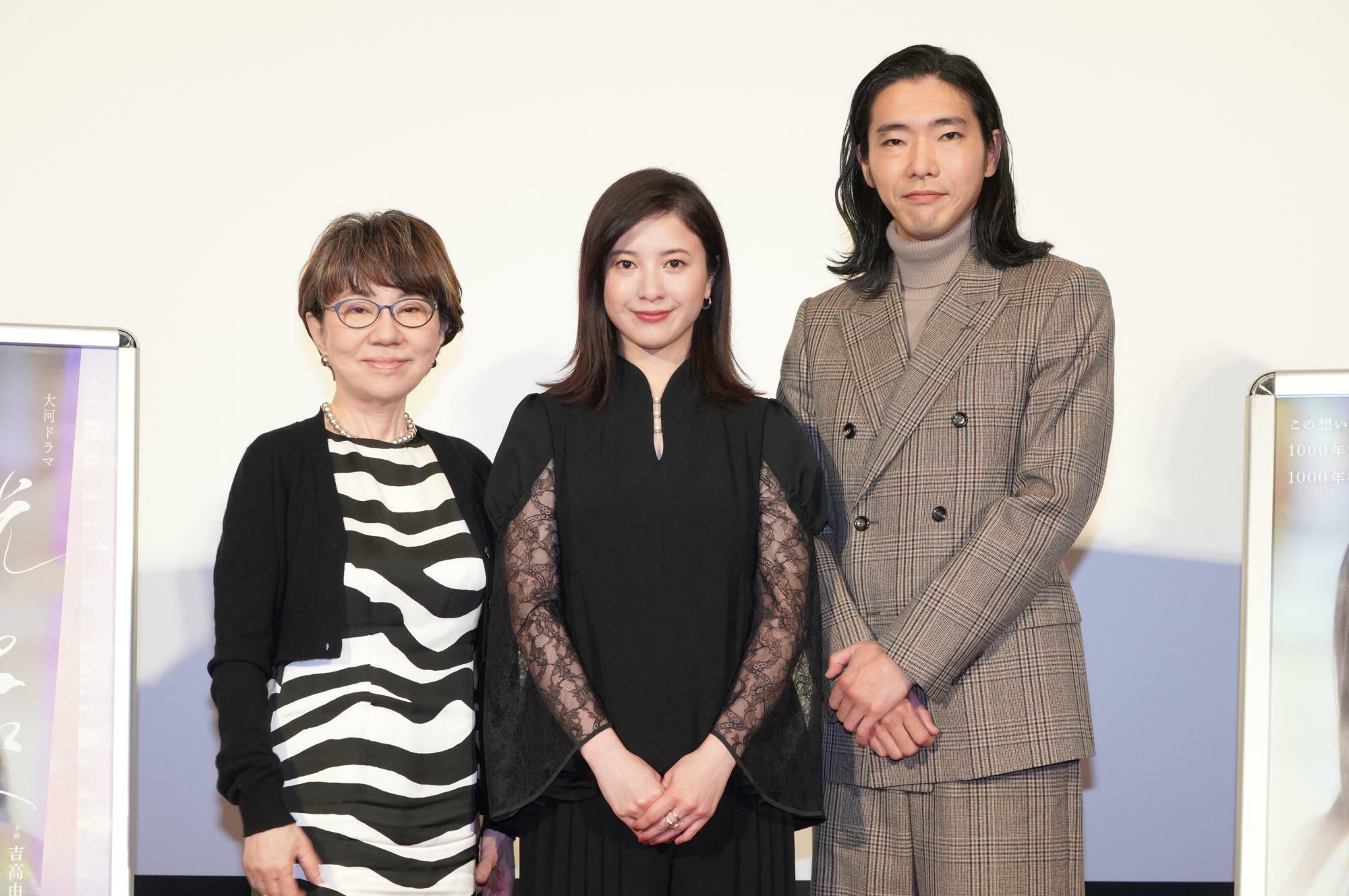 第一話試写会後の記者会見より　左：大石静さん、中央￥：吉高由里子さん、右：柄本佑さん