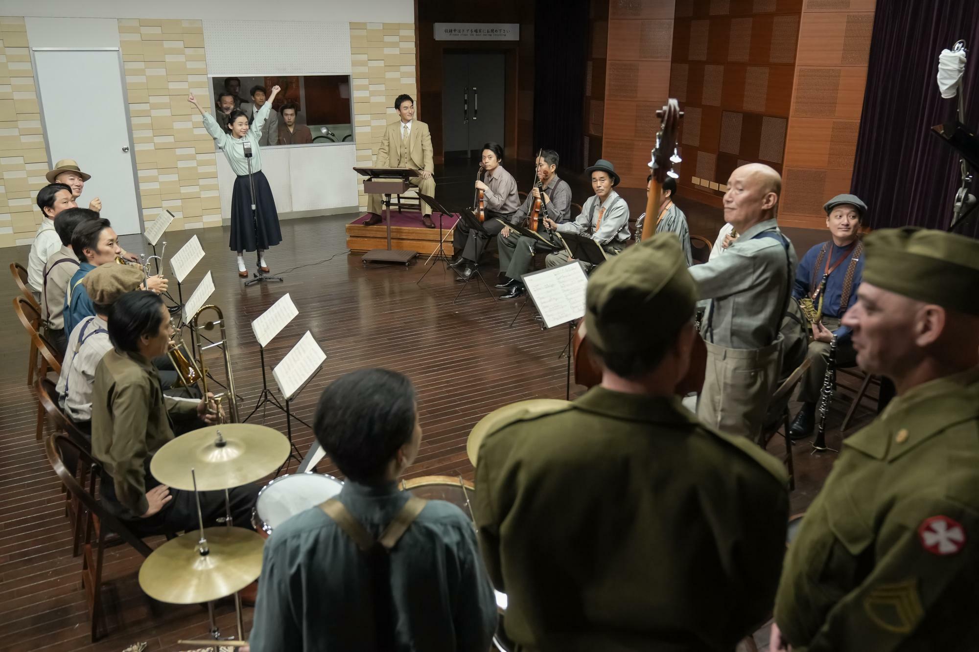 「ブギウギ」より　米兵の前で歌うスズ子（趣里）　写真提供：NHK