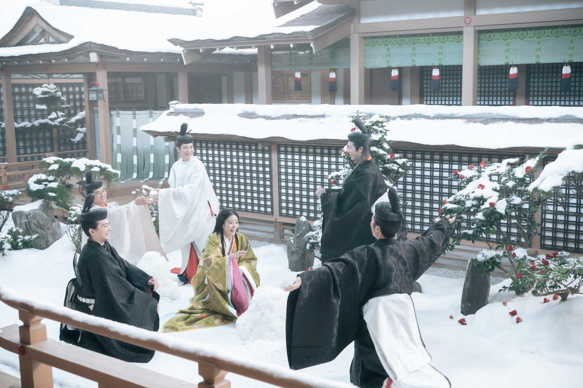 雪遊びに興じる貴族たち　写真提供：NHK