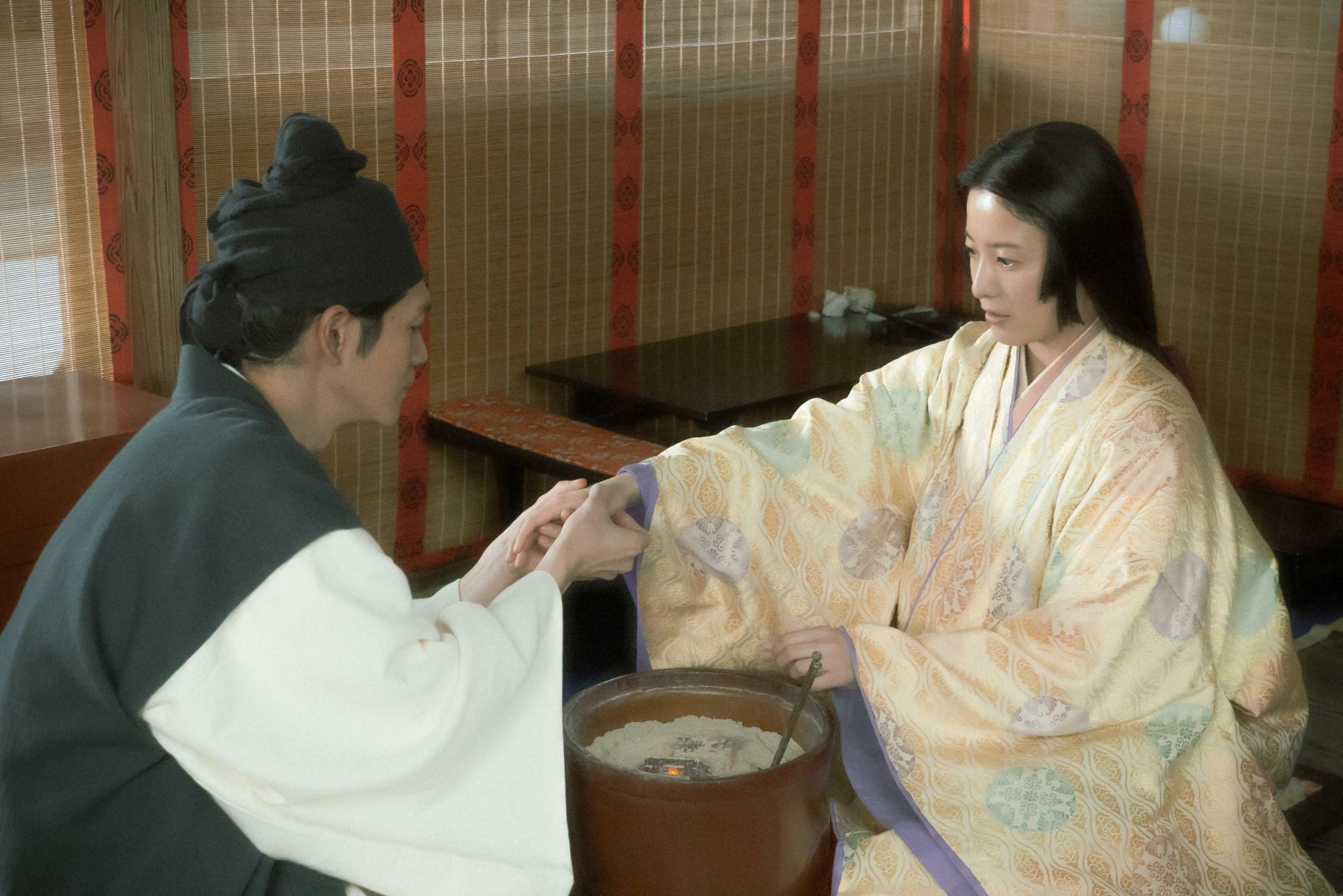 「光る君へ」より鍼のツボを教わるまひろ（吉高由里子）　写真提供：NHK