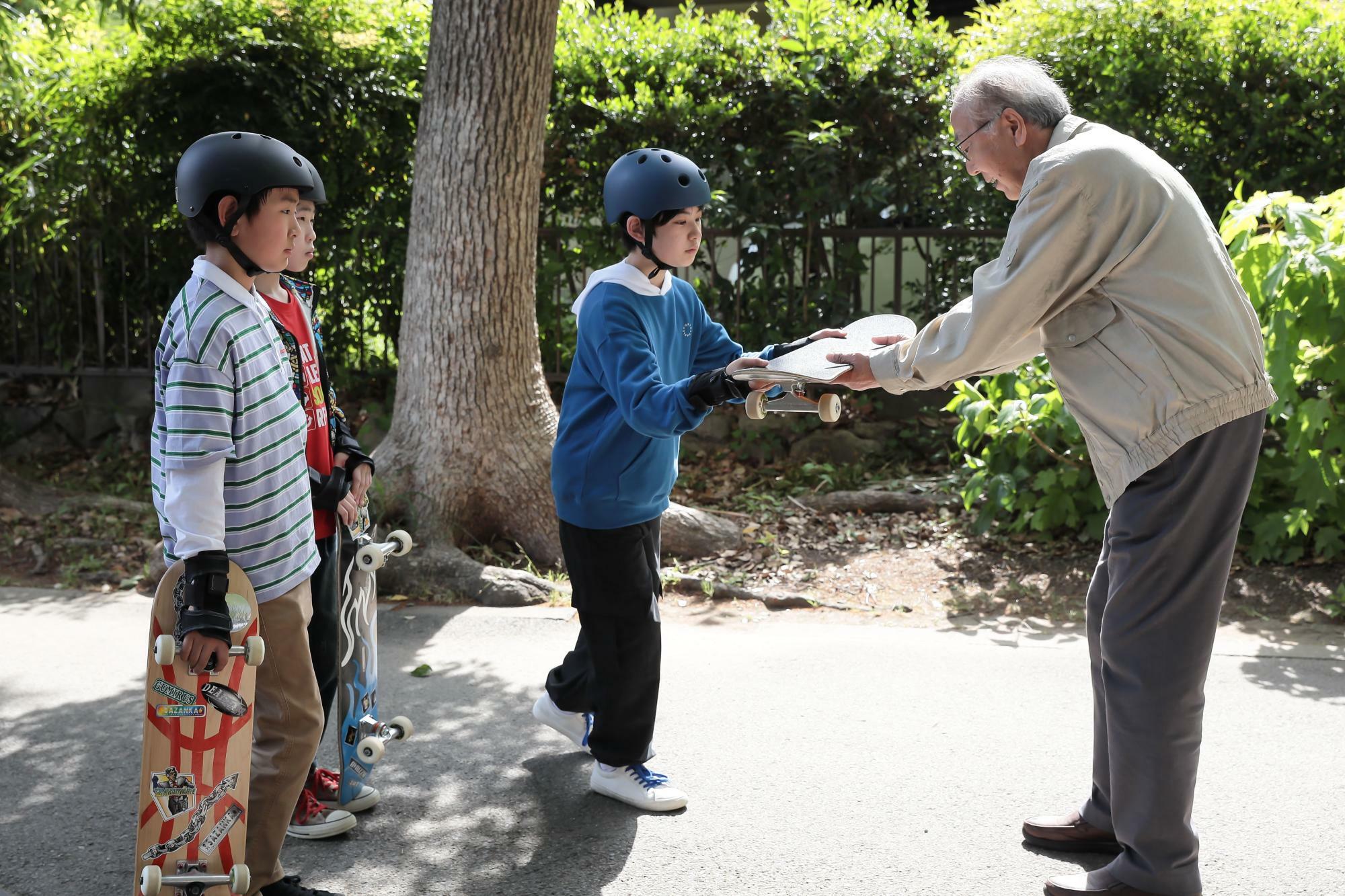 81歳と高齢ながらスケボーに興味を持つ田中さん　写真提供：NHK