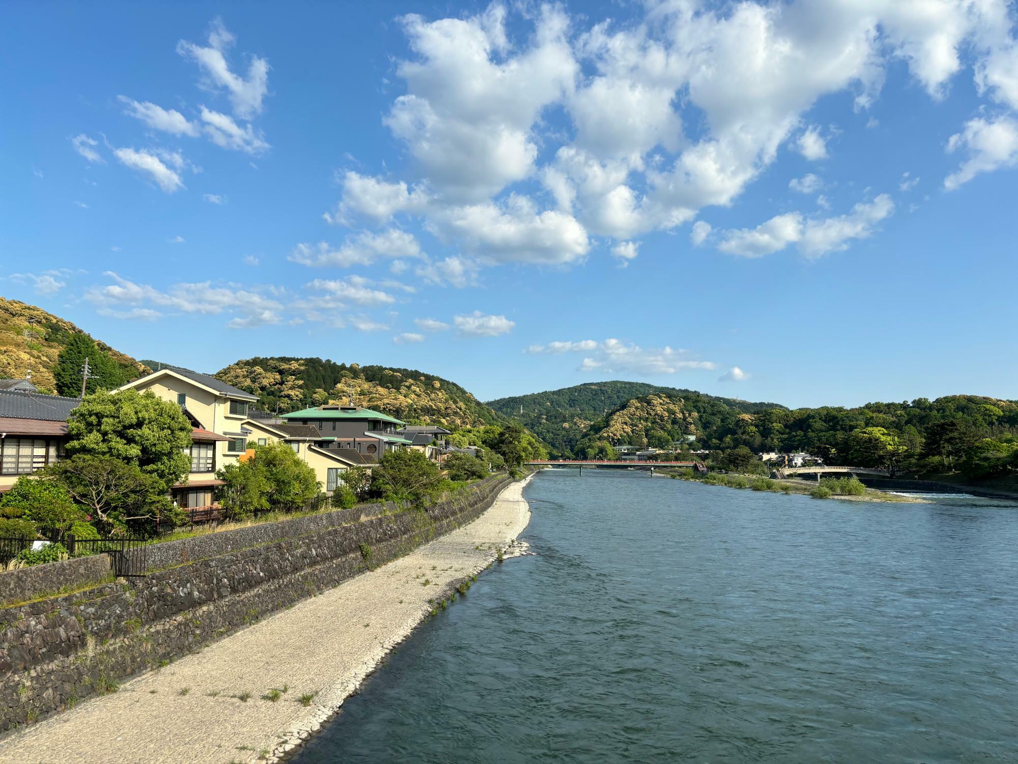 現代の宇治川　宇治川って流れが急でけっこうこわいのである。さすがあの世とこの世の間。「この川でふたり流されてみません？」というまひろの言葉の意味がよくわかる。撮影筆者