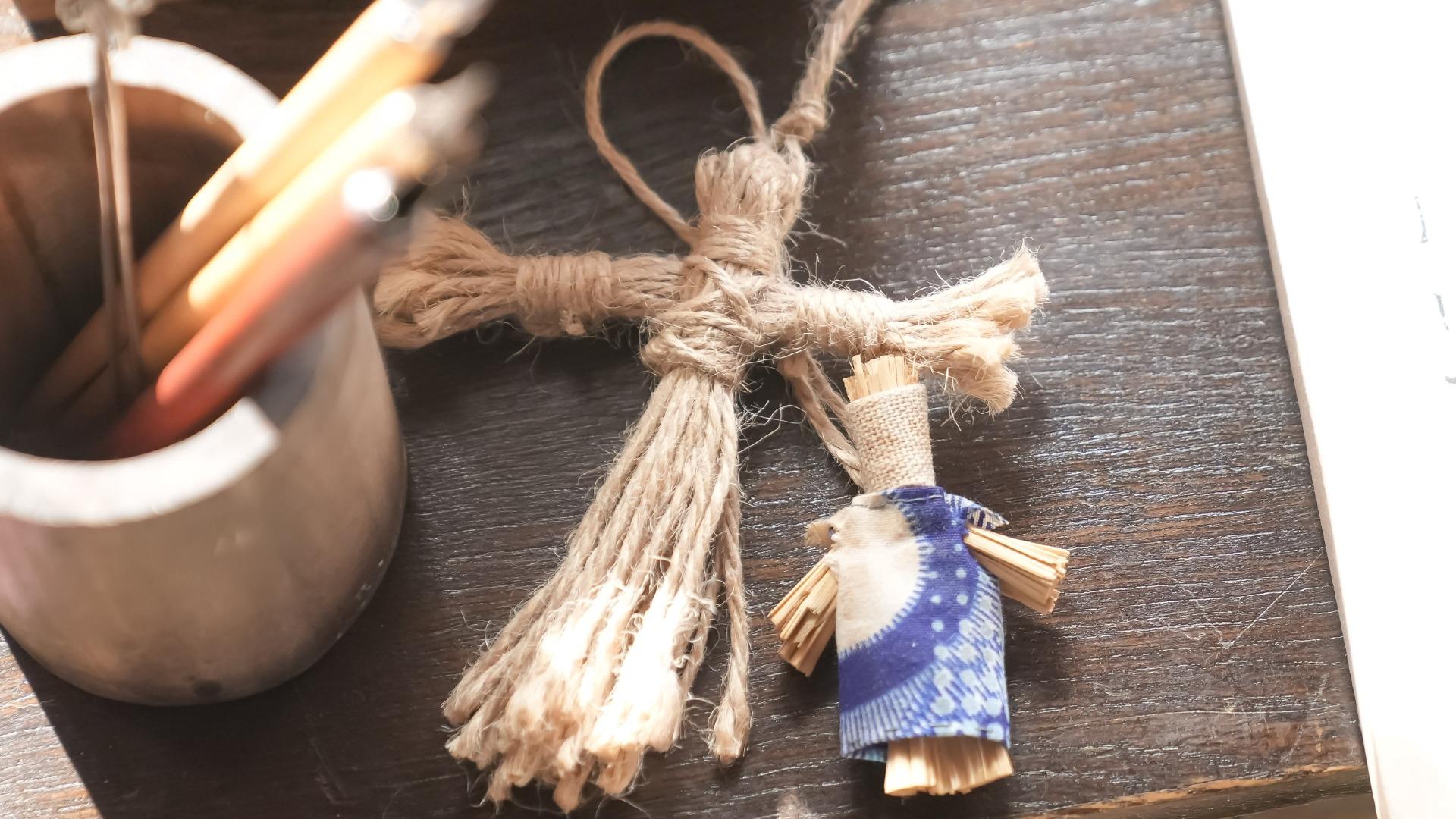 「因為小泉八雲喜歡巫毒啊！」《變來變去》裡トキ收到的「巫毒娃娃」並不可怕？