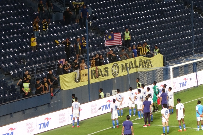 マレーシアのサポーター「ULTRAS MALAYA」が敗れた選手たちに激励の歌を歌っていた（筆者撮影）
