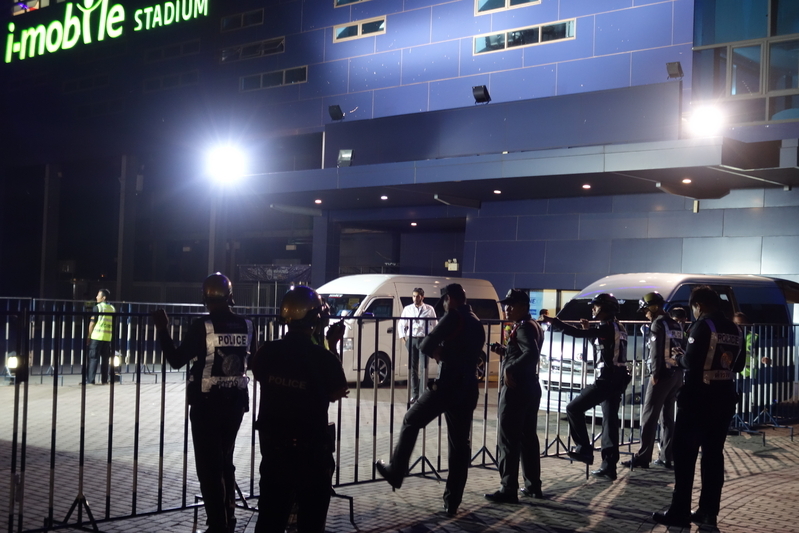 スタジアムの外でマレーシアサポーターが大声を出していたため、念のため警察が出動していた