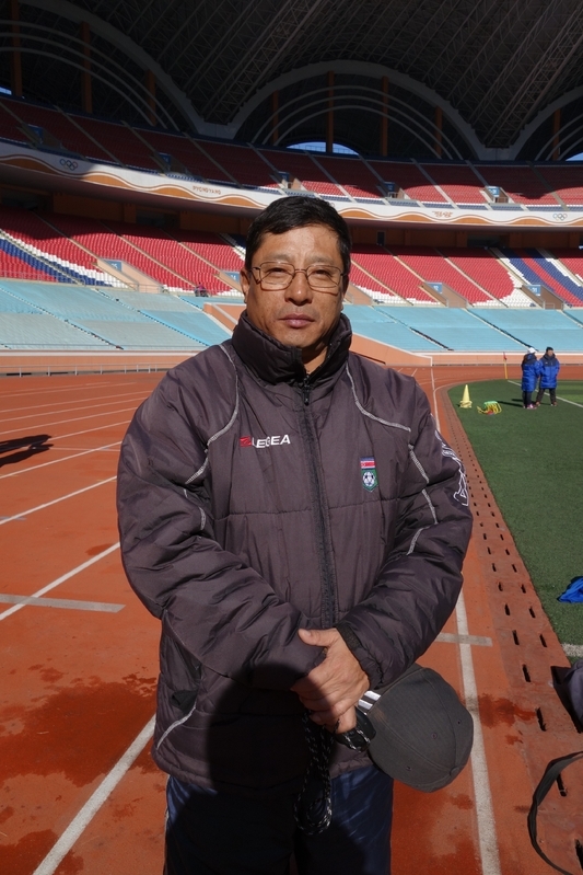 平壌でインタビューに応じてくれたキム監督。現役時代は北朝鮮代表としてプレー。1992年広島アジアカップで、カズやラモスがいた日本代表と対戦（1－1）しゴールを決めた人物だ