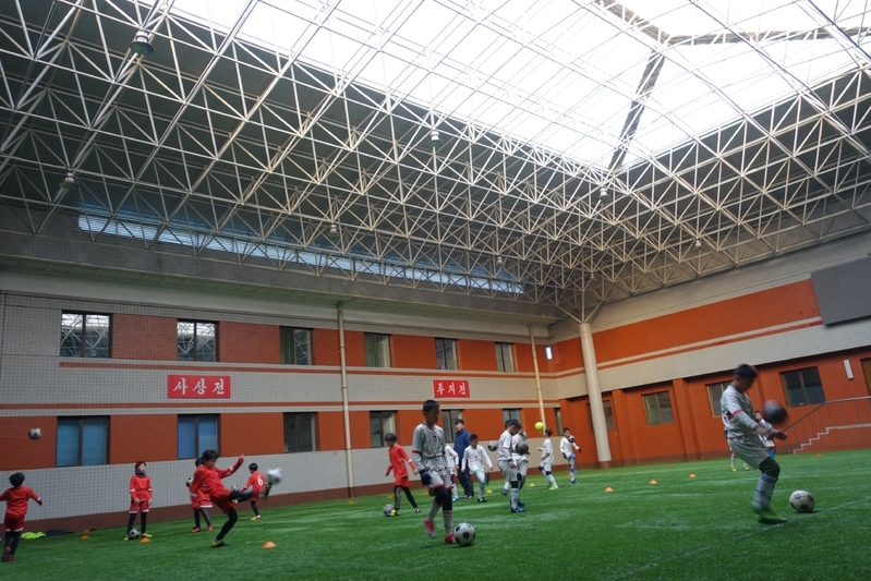 平壌国際サッカー学校の室内練習場。小学生くらいの少年と少女が熱心に練習していた（筆者撮影）