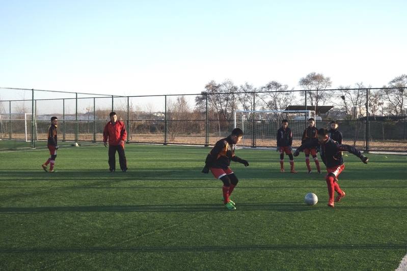 平壌国際サッカー学校のグラウンド。１対１でゴールに向かう練習を徹底的に叩き込まれていた（筆者撮影）