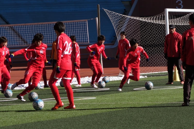 平壌のメーデースタジアムで練習する女子北朝鮮代表（筆者撮影）