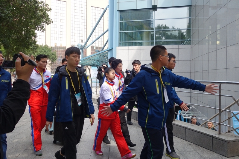 大会期間中、北朝鮮選手はしっかりと警備に守られ、声をかけるのも難しかった（筆者撮影）