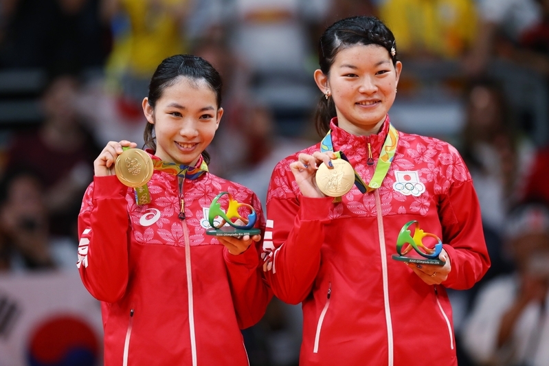 リオ五輪の女子ダブルスで日本勢初の金メダルを獲得した高橋（右）と松友（写真：青木紘二 アフロスポーツ）