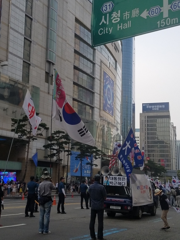 明洞の大通りに現れた大韓愛国党の大規模デモ