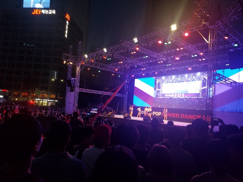 試合前はK-POPアーティストによるライブで大盛り上がり