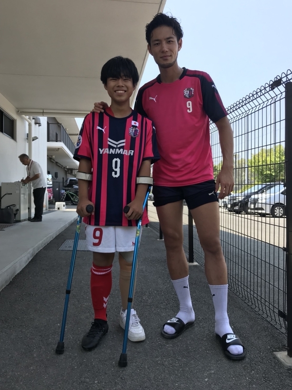 2018年6月に杉本はアンプティサッカー日本代表の近藤碧くん（高１）と出会った。片足がなくてもサッカーに情熱を傾ける姿を見て「とにかくハートの強さに驚いた」と語る（写真提供・FCルイ・ラモス・ヴェジット 金尚益監督）