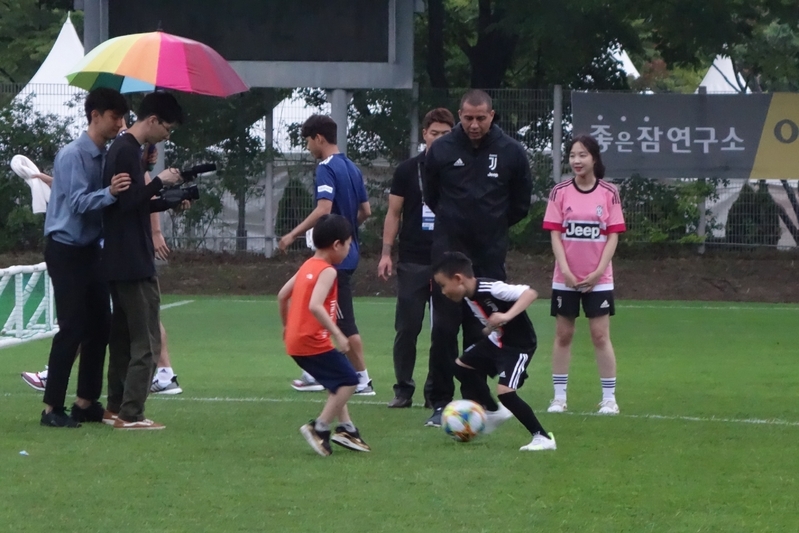 試合前日に行われたサッカークリニックのイベント。元フランス代表のトレゼゲが登場すると会場は大興奮。子どもたちのプレーを見ながら楽しんでいた