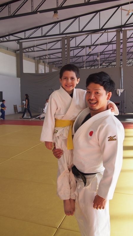 柔道を教えるため青年海外協力隊としてパラグアイに派遣された松本慎平さん。2015年から２年間、現地の柔道連盟に所属しながら柔道を教えた（写真提供：松本慎平）