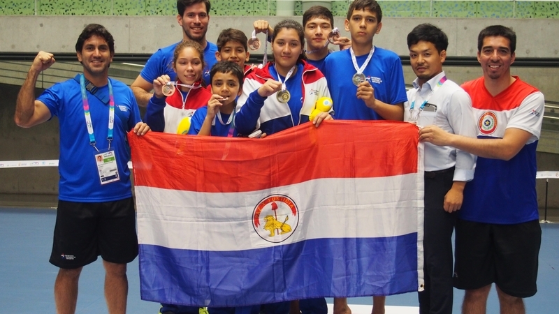 松本さんがパラグアイ赴任中に南米の大会に出場した選手６人がすべてメダルを獲得した（写真提供：松本慎平）