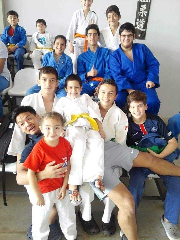 柔道を教えたパラグアイの子どもたちと共に（写真提供：松本慎平）