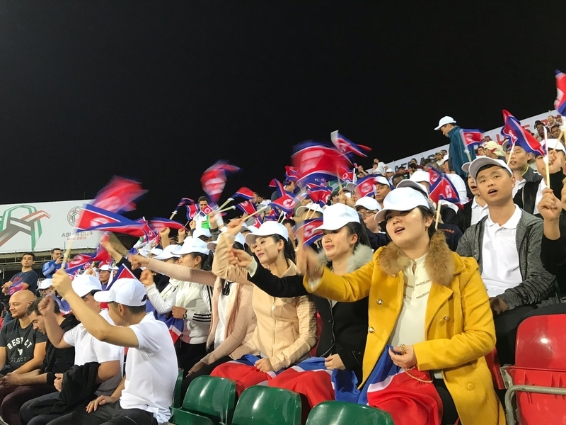 今年１月、UAEで行われたアジアカップで北朝鮮代表を応援する応援団。韓国戦ではどんな応援が見られるか（筆者撮影）