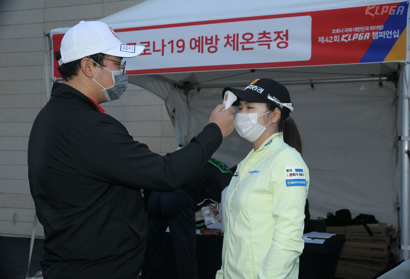 体温チェックを受ける選手(写真・KLPGA/Park Jun-seok)