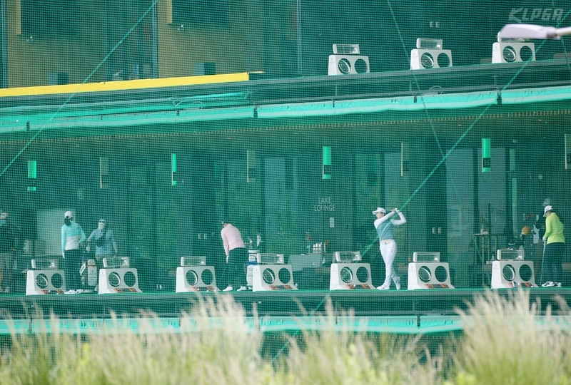 練習場では間隔を空けている(写真・KLPGA/Park Jun-seok)