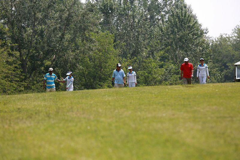 平壌ゴルフ場ではプレー中にキャディもつけられる（写真・ＪＳツアーズ提供）