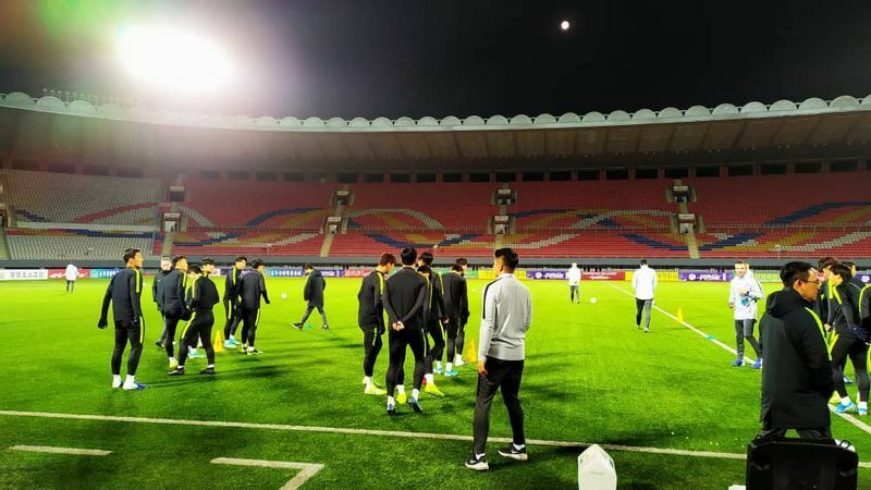 2019年10月に北朝鮮・平壌にある金日成スタジアムで行われたカタールW杯アジア２次予選の韓国戦。ソン・フンミン率いるベストメンバーと北朝鮮代表の李栄直は戦った（写真・AFC提供）