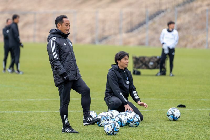 キャンプから戻り町田での練習を指揮する黒田監督。選手とスタッフとのコミュニケーションもうまく取れている様子がうかがえた（写真・倉増崇史）