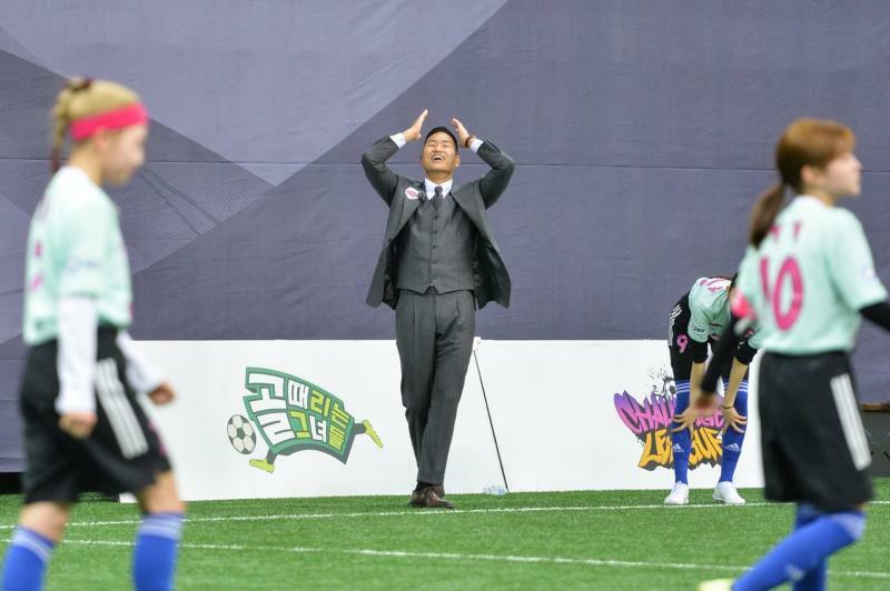 韓国のサッカー番組で芸能人で構成された女子チームの監督を務める鄭大世（写真・本人提供）