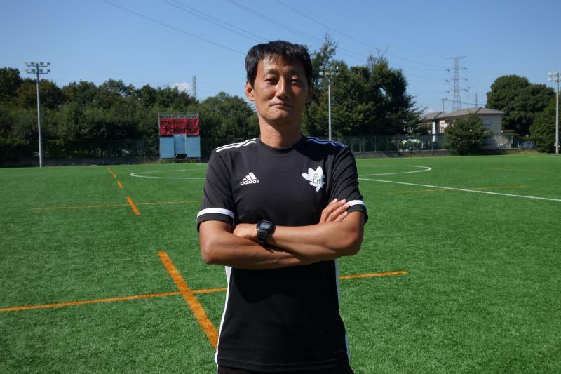 朝鮮大学校サッカー部の申載南監督。今年、東京都リーグ1部で優勝し、関東3部昇格を目指す（筆者撮影）