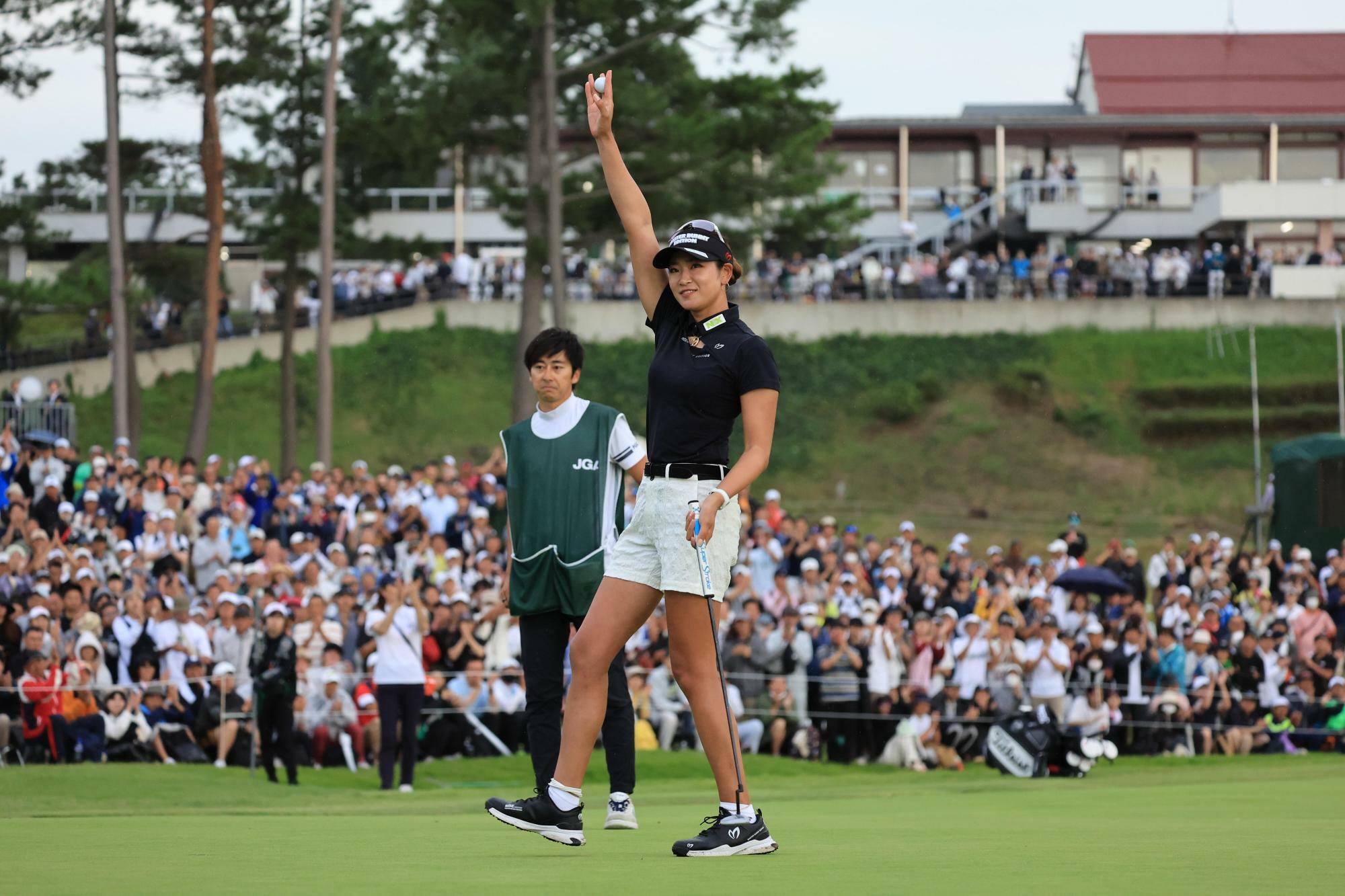昨年の日本女子オープンで優勝しギャラリーの拍手に応える原英莉花（写真・スポニチ/アフロ）