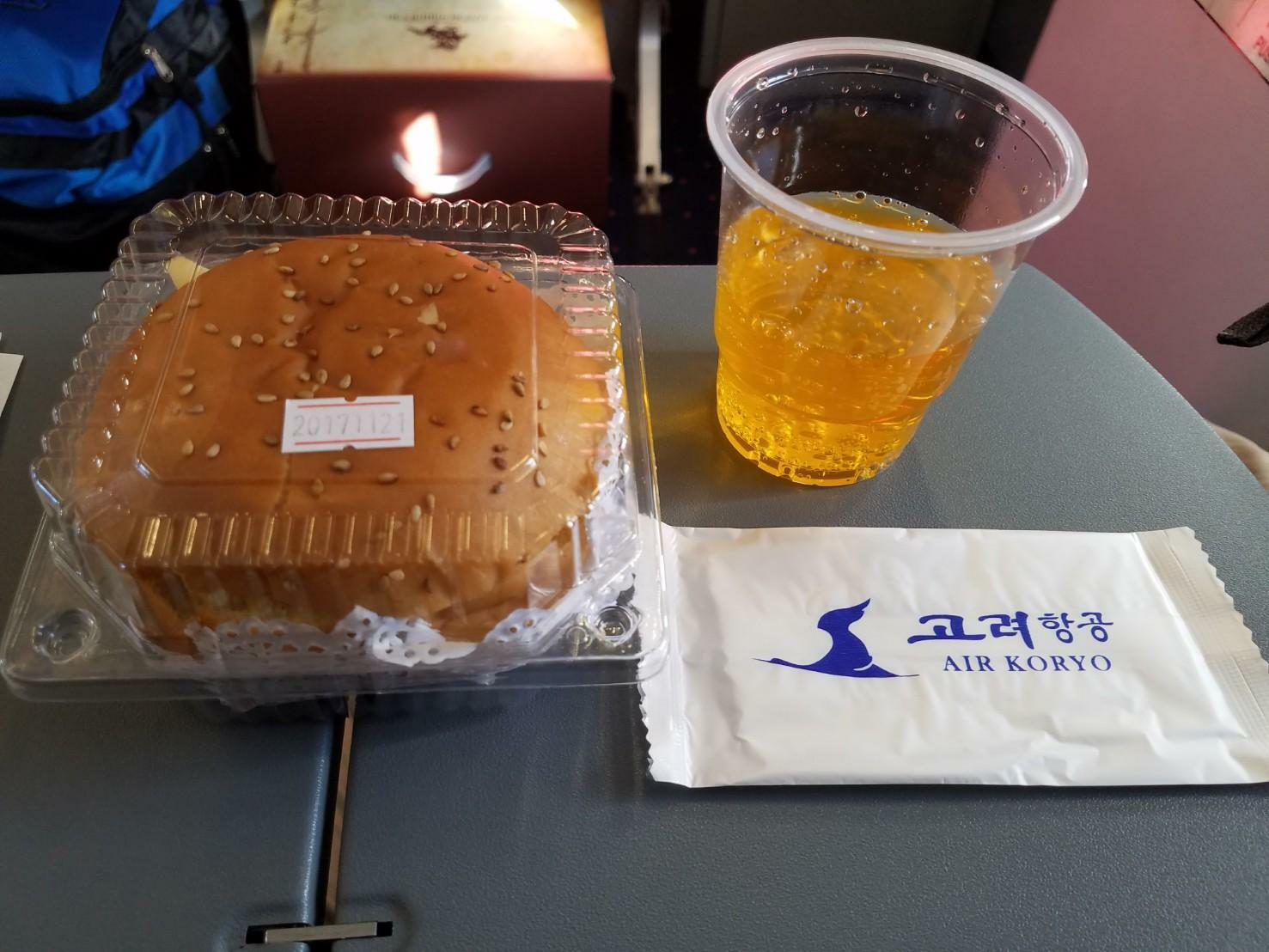 2017年11月、北京から平壌に向かう高麗航空の機内食はハンバーガーだった