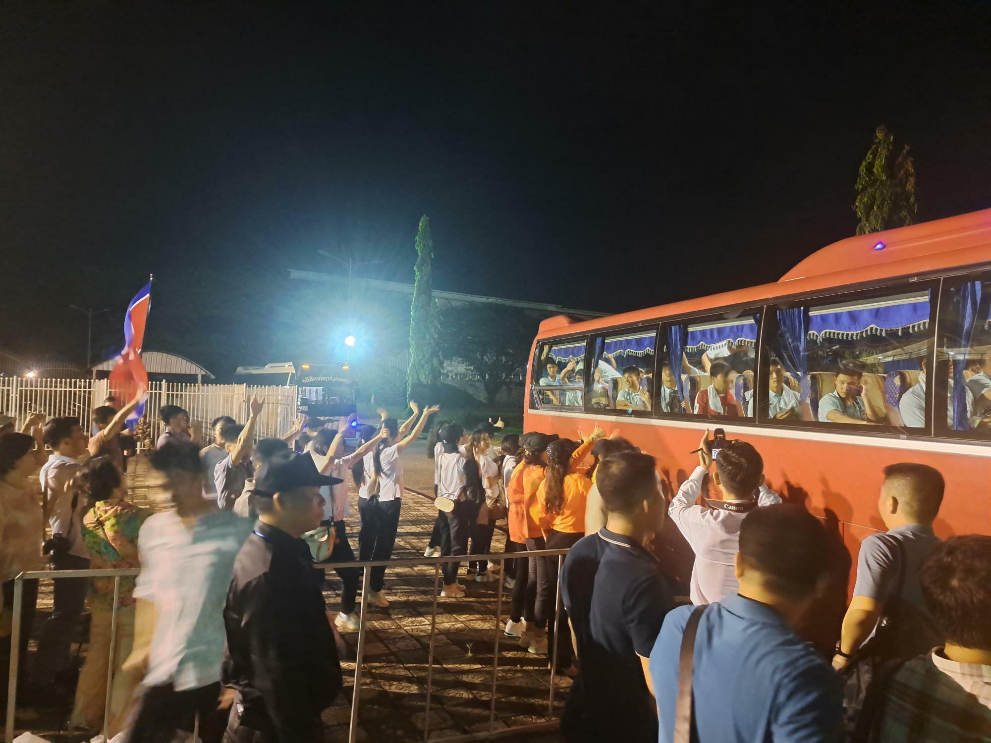 バスに乗り込んだ選手たちに手を振る北朝鮮応援団（筆者撮影）