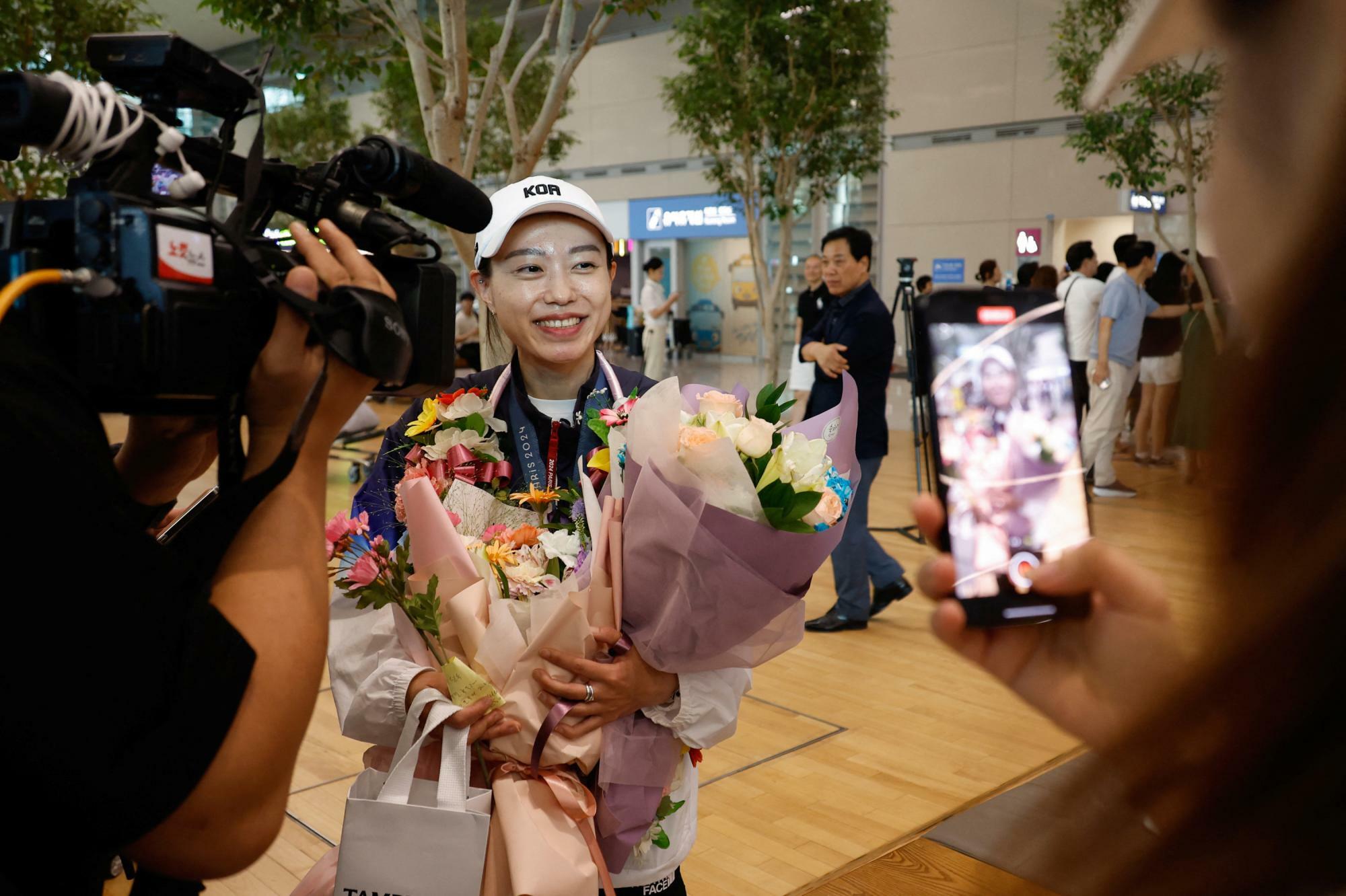 空港で多くの人に出迎えられたキム・イェジ