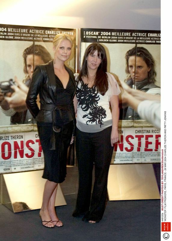 『モンスター』のシャーリーズ・セロン（左）は増量と特殊メイクで、背景のポスターの主人公に変身